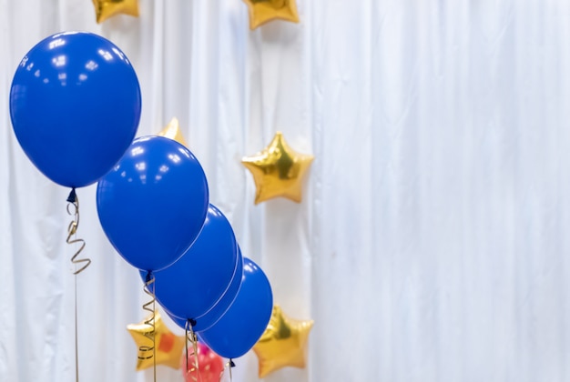 Venta festiva decorada con globos de helio en tono azul