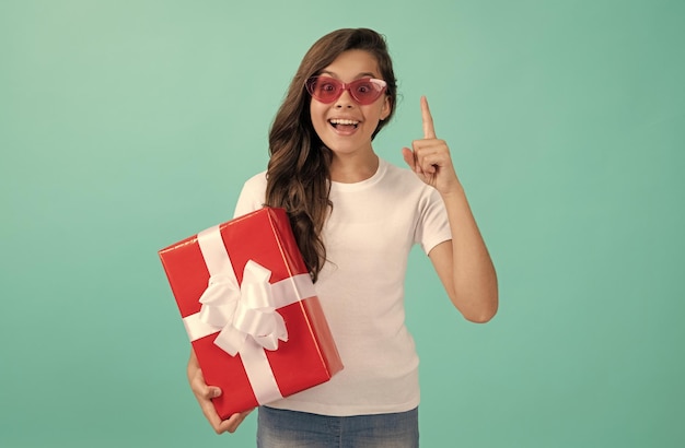 Venta final de compras comprador adolescente elegante jovencita en gafas de sol mantenga caja de regalo