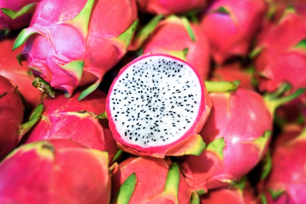 Venta de fruta del dragón en el mercado