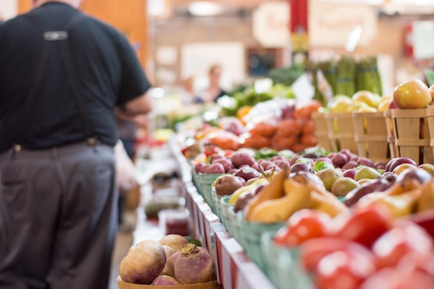 Venta de frutas y verduras en supermercado
