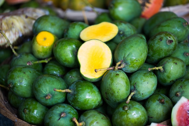 Venta de mangos frescos en el mercado indio en Mauricio