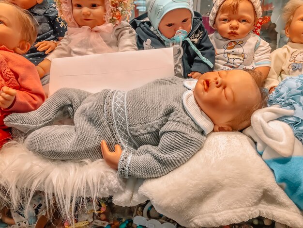 Venta de muñecas en una tienda para niños