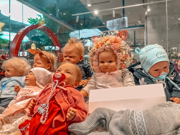 Venta de muñecas en una tienda para niños