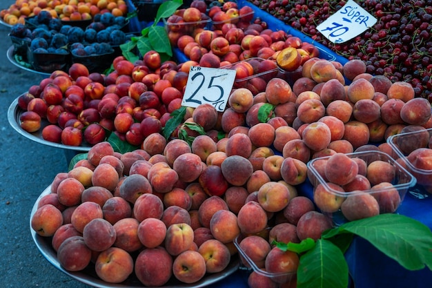 Venta de nectarinas en el mercado tradicional turco agrícola, un mostrador lleno de frutas frescas