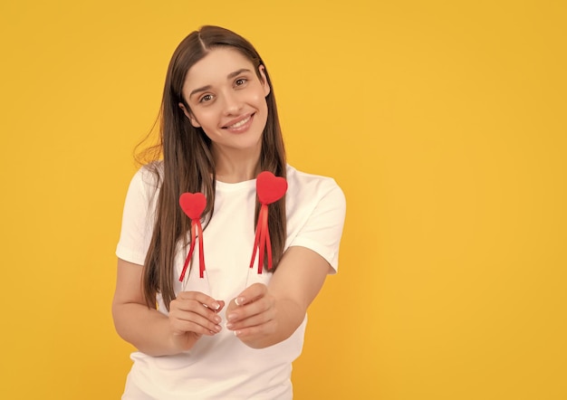 Venta de san valentín mujer sonrisa con corazón feliz día de san valentín ser mi san valentín