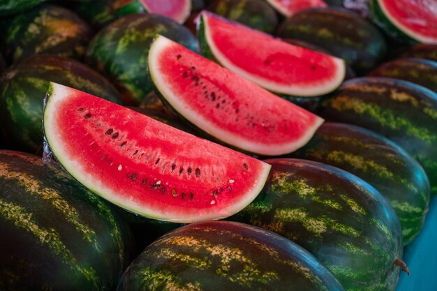 Venta de sandías frescas en el mercado tradicional turco de granja, un mostrador lleno de frutas frescas