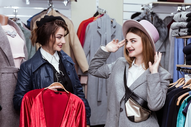 Venta sonriente joven bolsas de compras