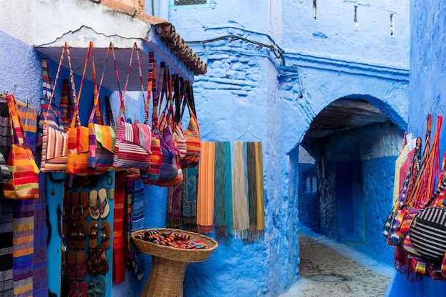 Venta de souvenirs en la calle en Chefchaouen en Marruecos