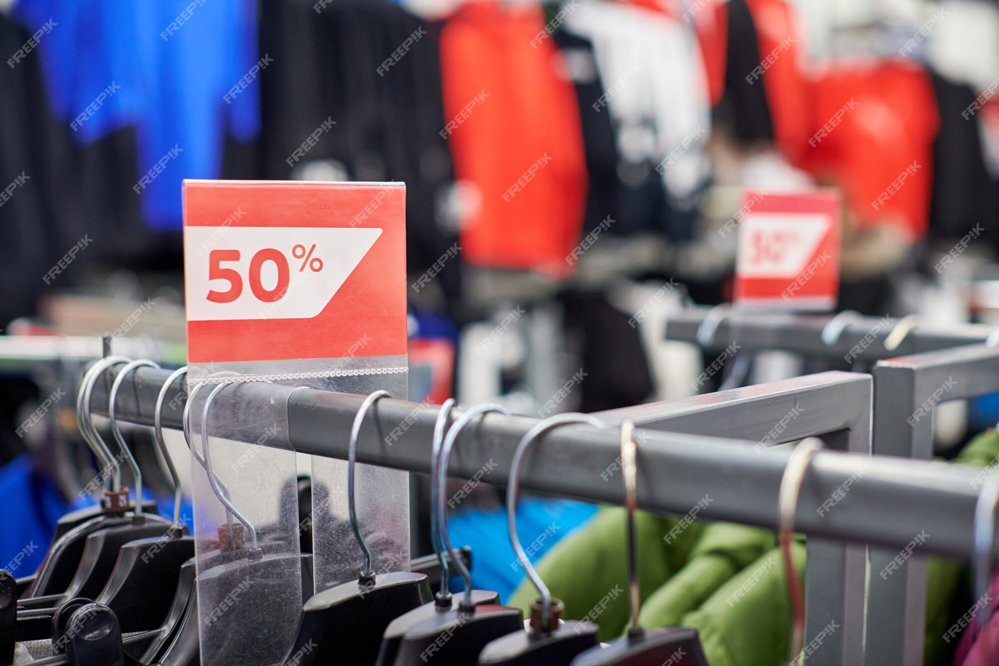 Venta de temporada 50% de descuento, descuentos de vacaciones en centro comercial, black friday. rebajas de año centro comercial europeo. promociones navideñas en tienda de ropa. ropa y ropa