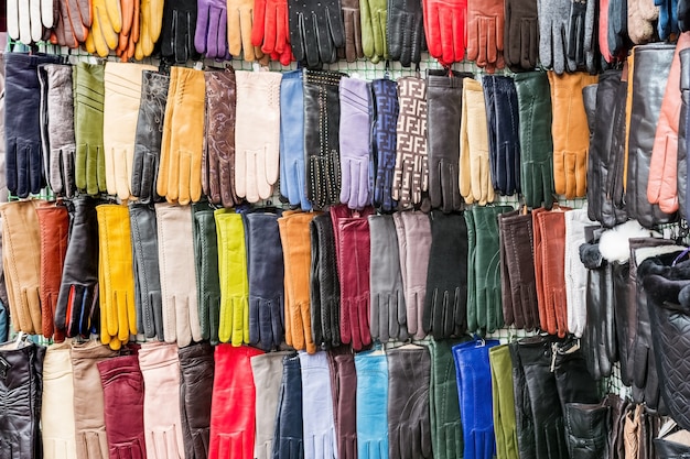 Venta de temporada de guantes de otoño en el mercado de la calle.