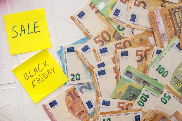 Venta de texto y viernes negro en la pegatina con dinero en euros para la mejor compra