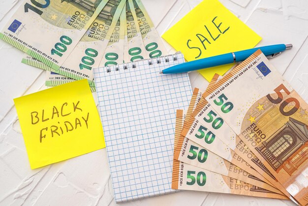 Venta de texto y viernes negro en la pegatina con dinero en euros para la mejor publicidad de compras a la venta