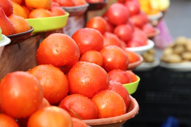 Venta de tomates en el mercado agrícola local Verduras ecológicas Productos jugosos Compra de productos orgánicos Tienda de comestibles saludable Foto de alta calidad