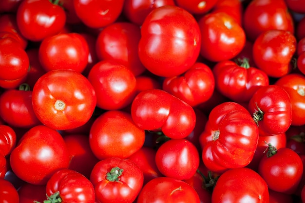 Venta de tomates en un mercado