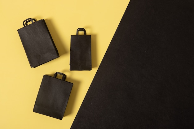 Venta de viernes negro maquetas en miniatura de bolsas de compras en plano negro y amarillo