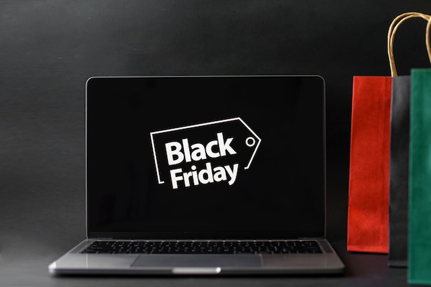 Venta de viernes negro o concepto de promoción de compras en línea con varios accesorios de compras