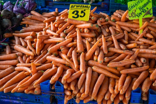 Venta de zanahorias en el mercado tradicional turco de granja, un mostrador lleno de frutas frescas