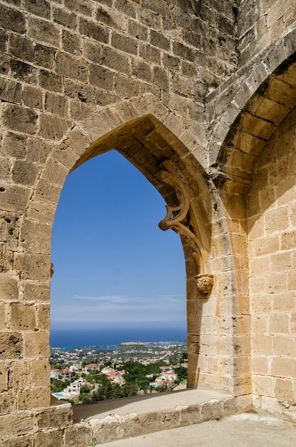 Ventana en la abadía de Bellapais en el norte de Chipre