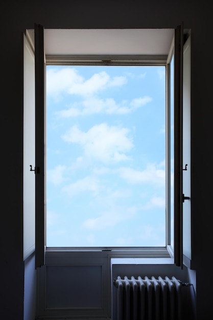 Ventana abierta y cielo detrás