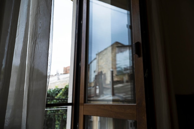 ventana abierta en el dormitorio