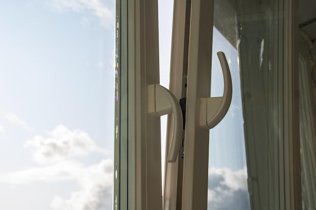 Ventana abierta en el peligro de fondo del cielo