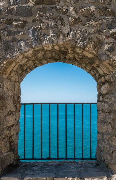 Ventana al mar azul