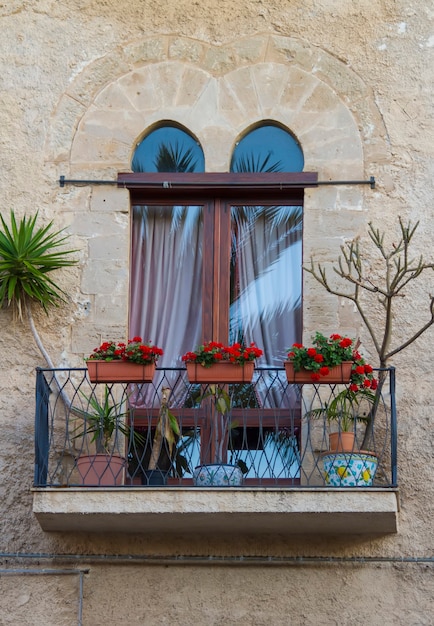 Ventana antigua con balcón