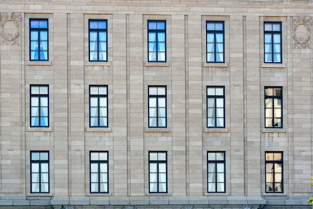 Ventana antigua del edificio viejo en la ciudad de Quebec