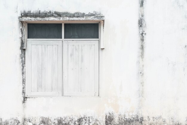 ventana antigua con fondo de pared