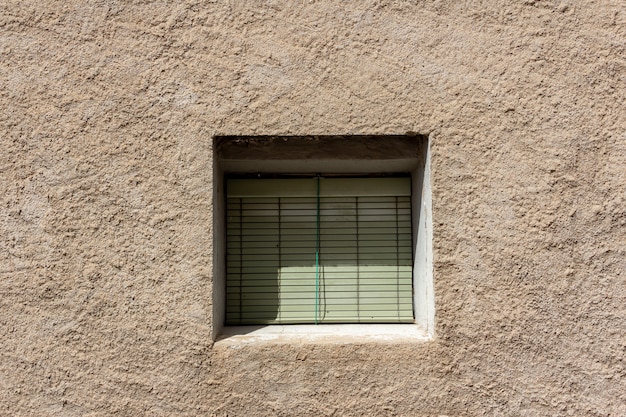 Ventana antigua incrustada en una pared. Concepto de la vendimia. Copie el espacio.