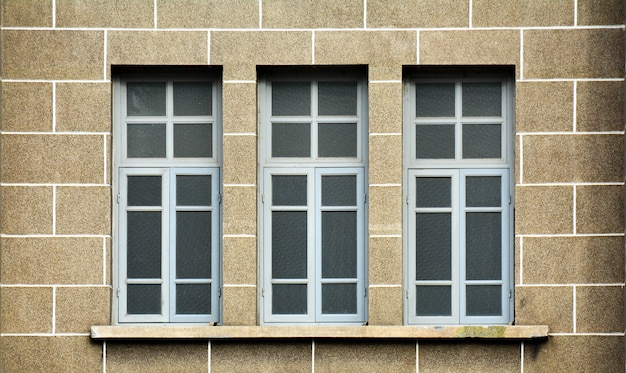 Ventana antigua de madera gris