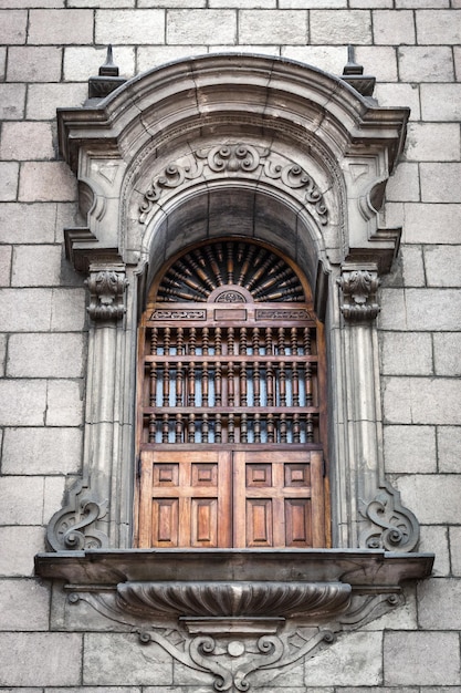 Ventana en un antiguo edificio colonial