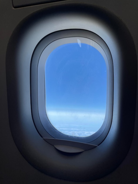 Ventana de avión con cielo azul