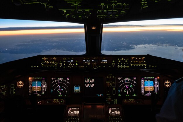 Foto ventana de un avión contra el cielo por la noche