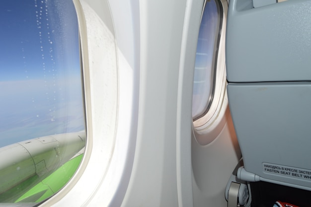 La ventana del avión y una mesa, concepto de viaje.