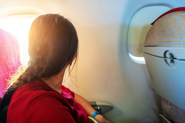 Ventana del avión viendo atardecer