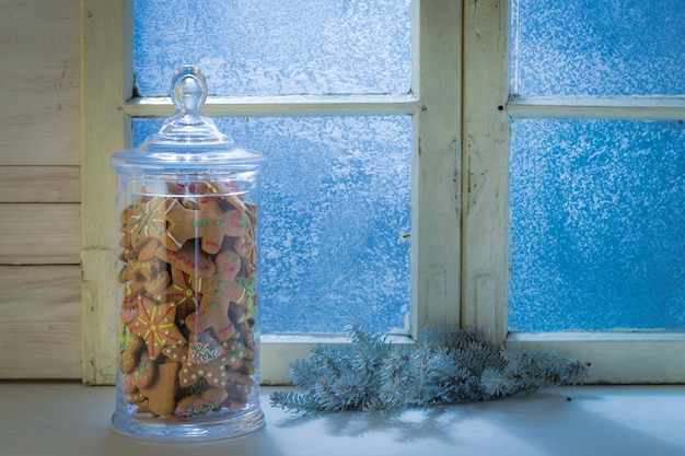 Ventana azul frío con galletas en tarro para Navidad