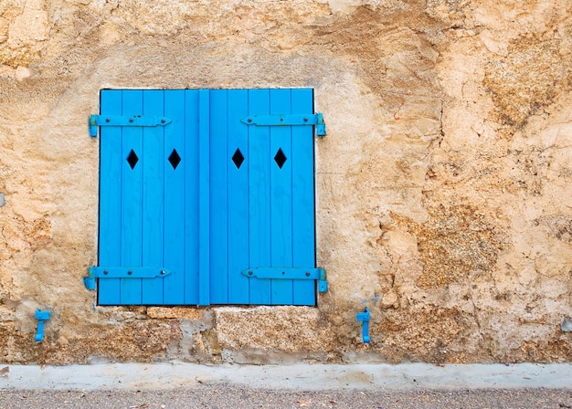 Ventana azul en una pared vieja