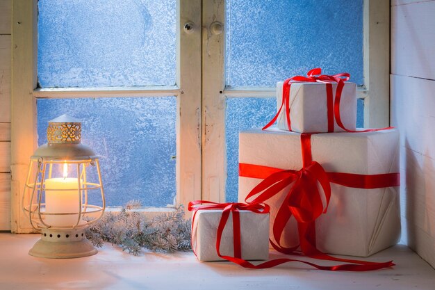 Ventana azul y velas encendidas para Navidad