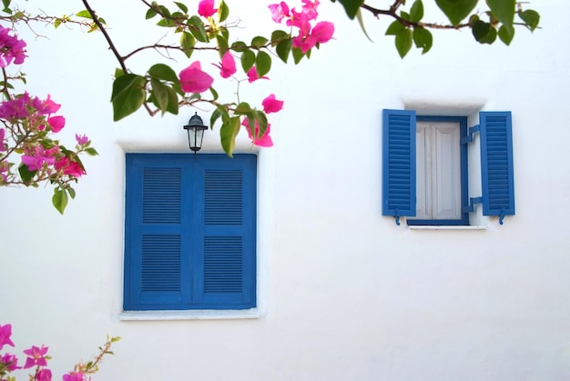 Ventana azul vintage en la pared blanca