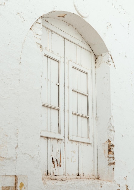 ventana blanca de una casa em San Pedro de Alcantara