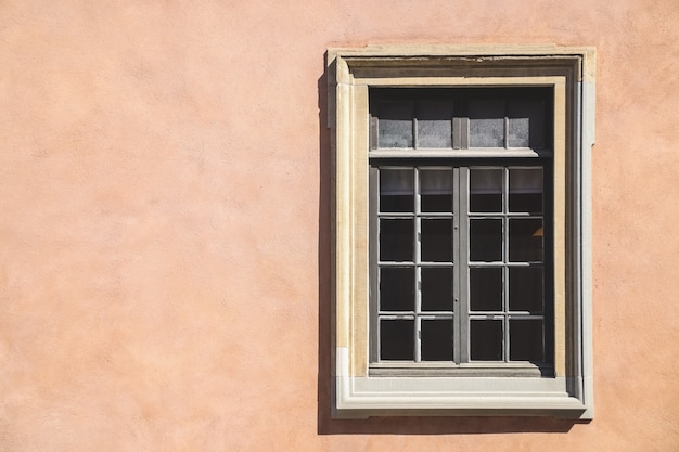 Ventana blanca de un edificio antiguo naranja