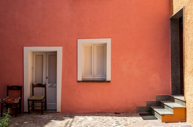 Ventana blanca en pared rosa