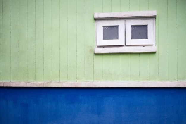 Ventana blanca, pared verde