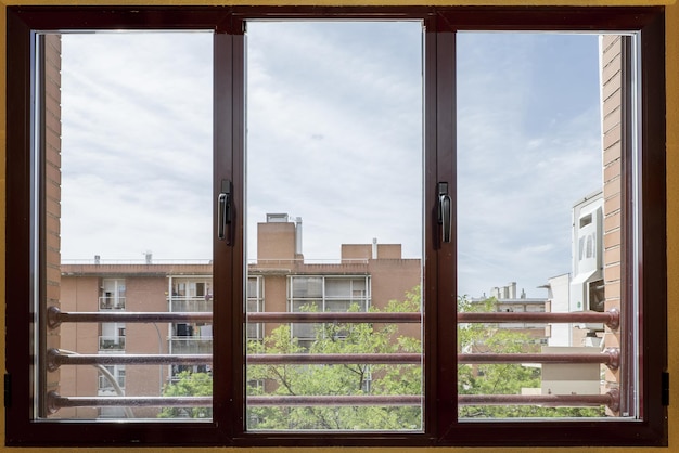 Ventana de una casa de aluminio roja