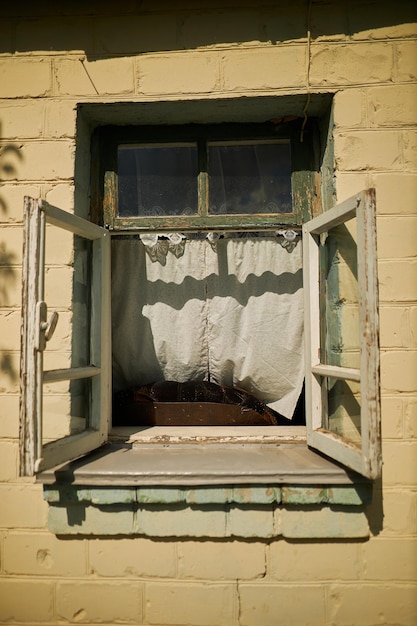 La ventana de la casa antigua Bonita casa en el pueblo con ladrillos blancos