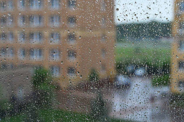 la ventana de la casa está cubierta de gotas de lluvia