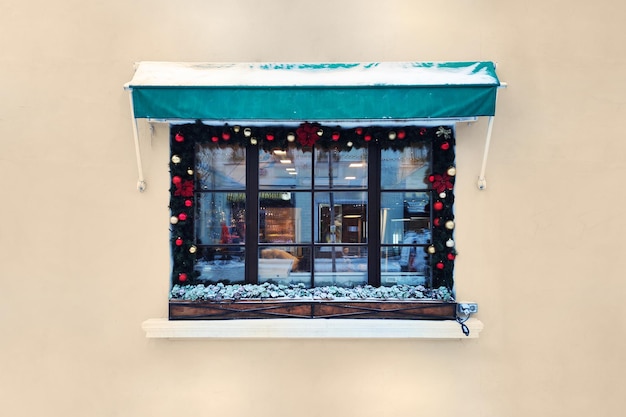 Ventana de casa exterior decorada al estilo navideño