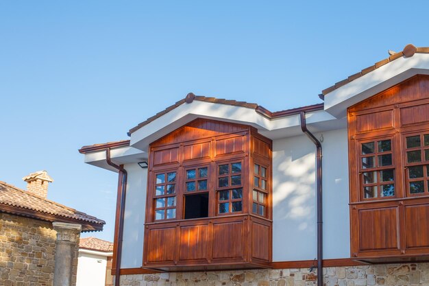 Ventana de casas antiguas en la ciudad lateral en el distrito de Antalya de Turquía Vista de una antigua casa turca