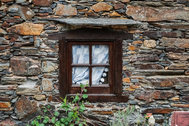 Ventana cerrada de un edificio antiguo